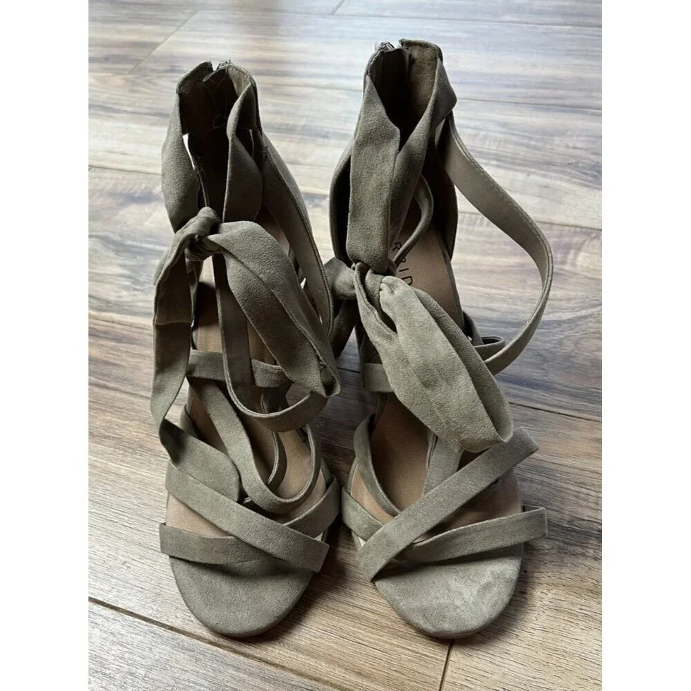 Torrid 4” Dark Taupe Thick Strappy Wrap Heel Size 8.5 Faux Suede Sexy Women’s